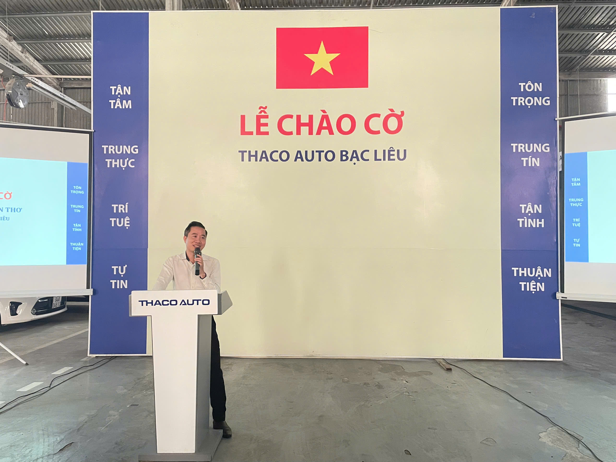 Lễ chào cờ tháng 11: THACO AUTO Bạc Liêu tăng tốc trong tháng cuối cùng ưu đãi 50% lệ phí trước bạ